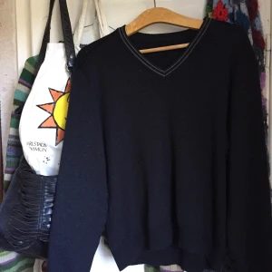 Svart tröja ☠️ - Höstig! Fin men kommer inte till användning. Köpt secondhand!💋 HÖGSTA BUDET 140kr JUST NU