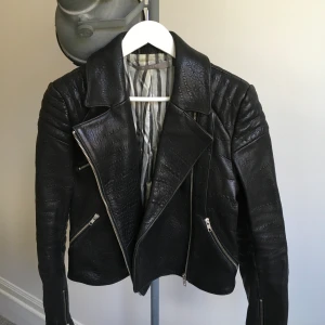 Tiger of Sweden skinnjacka - 100% läder. Bra skick, inte använd så mycket, så lädret har inte en skråma. 