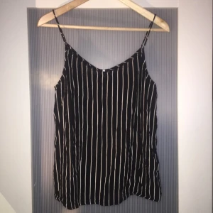  - Svart linne med vita ränder :) 