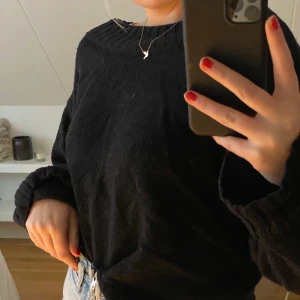 Stickad tröja - Gosig stickad tröja från H&M i xs, funkar på s🤍 den är lite större i halsen vilket gör den lite roligare och finare✨✨ köpare står för frakt🤍