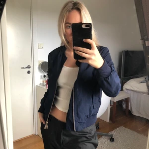 Bomberjacka - Mörkblå bomberjacka som tyvärr inte används längre! Storlek står inte men skulle säga S❤️