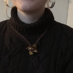 As snyggt halsband - Aldrig använd ,nyskick stängs med en knapp där bak och sitter vÄrkligen 