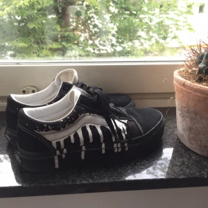  - Unika Vans old skool! Väldigt bra skick, knappast använda. Frakt bjuder jag på eller så hämtas de upp i Göteborg! Betalning via Swish. Kolla gärna på mina andra kläder som ligger uppe :)