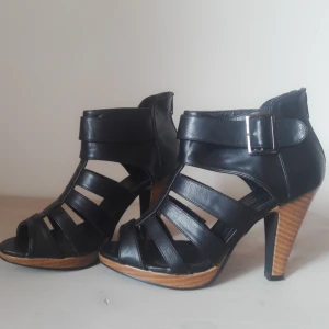  - Fina klackar i bra skick. Med frakt: 120kr