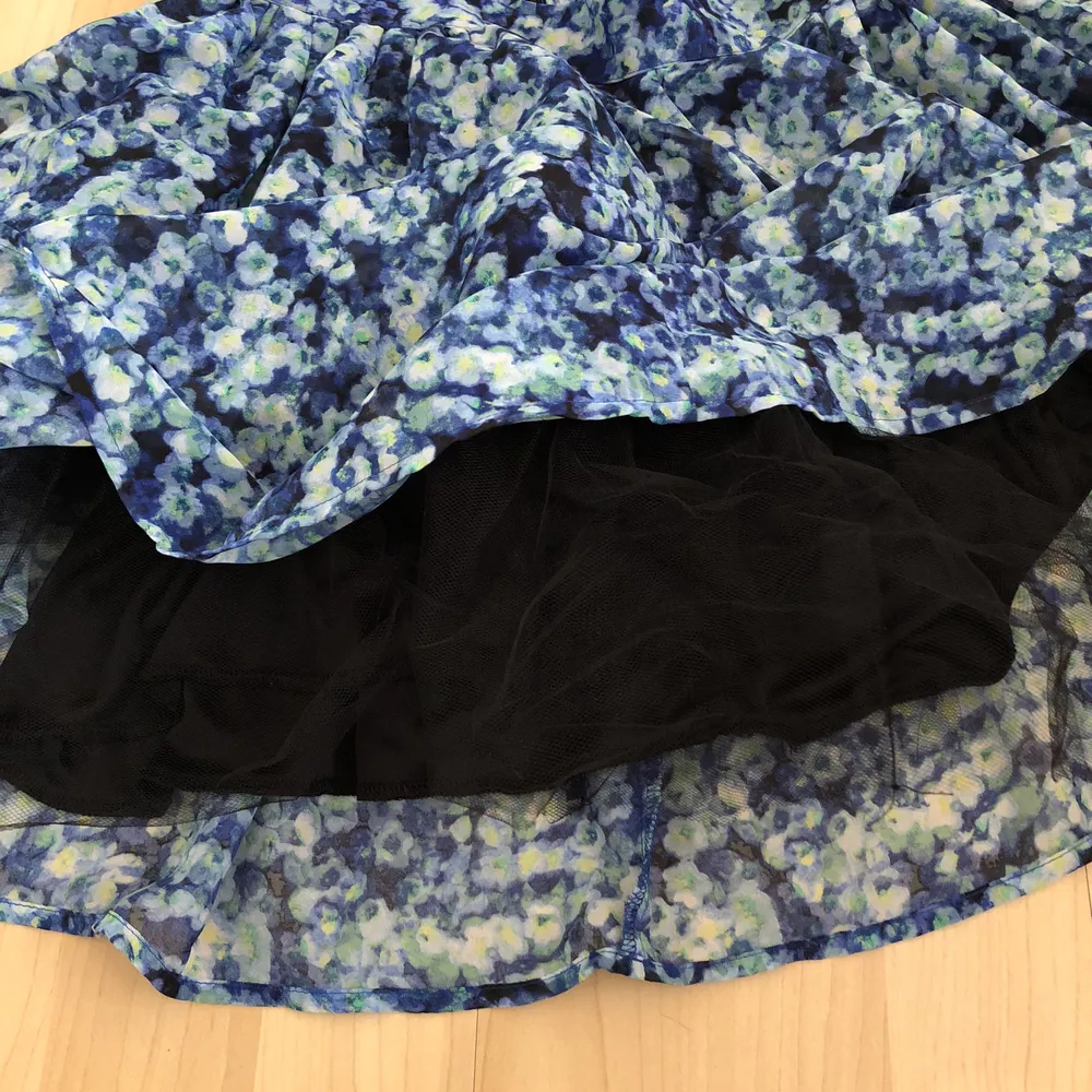 Superfin blommig kjol med volang. (Se foto nr2. Svart underkjol av mjukt tyg o ett nättyg som ger kjolen dess fina form). Ev frakt 39 kr 🌿. Kjolar.