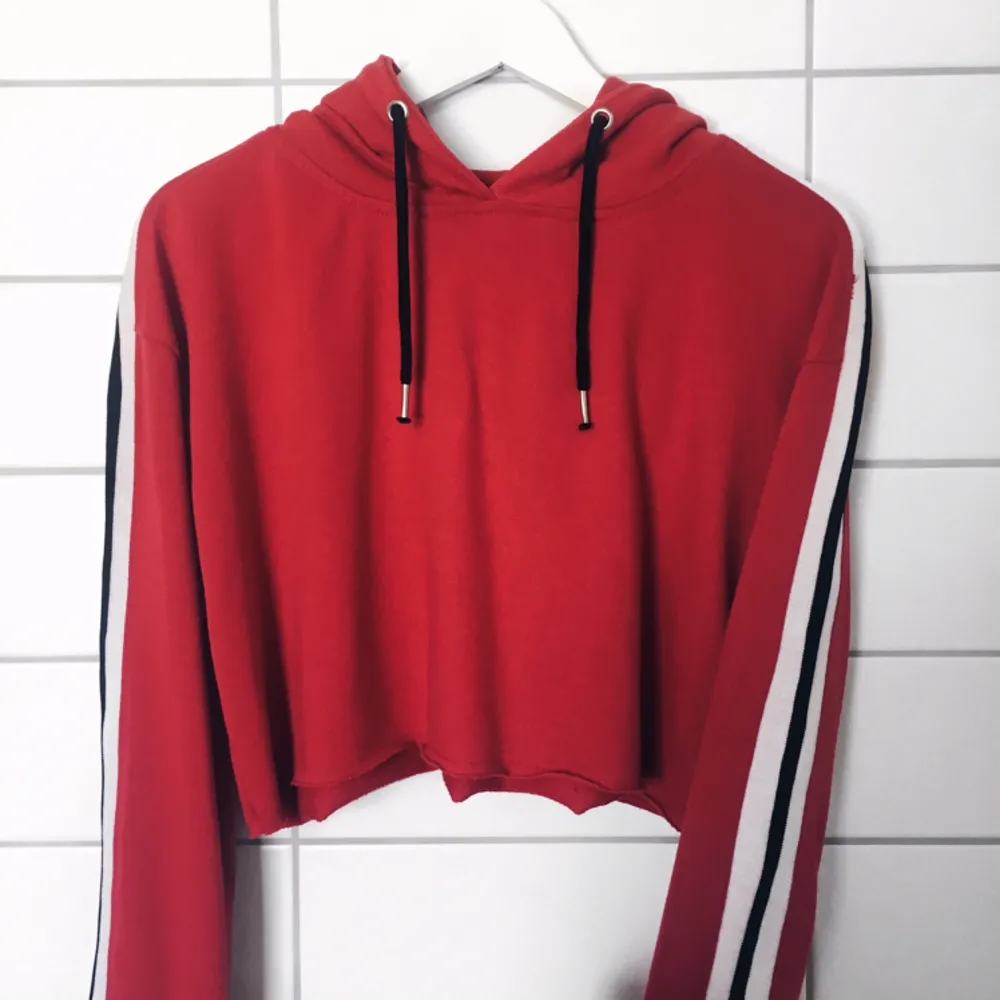 Röd hoodie med streck på sidan från Missguided, frakt kostar 30kr💫. Hoodies.