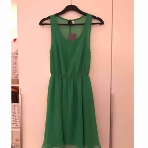  - Grön klänning, aldrig använd. Storlek 34