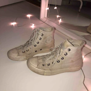  - Helvita Converse, inte så bra skick därför det låga priset. Om dom säljs kommer jag rengöra dom så bra som möjligt :)