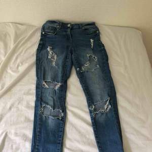 blåa håliha jeans från parisian  frakt 34kr