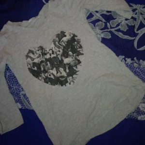  - En grå tjöja me hästar på köpt i hm för 50 elr mer sälj billigt för vill bli av med den (barn storlek!!! )  möts bara i Stockholm och tar bara kontant :))) 