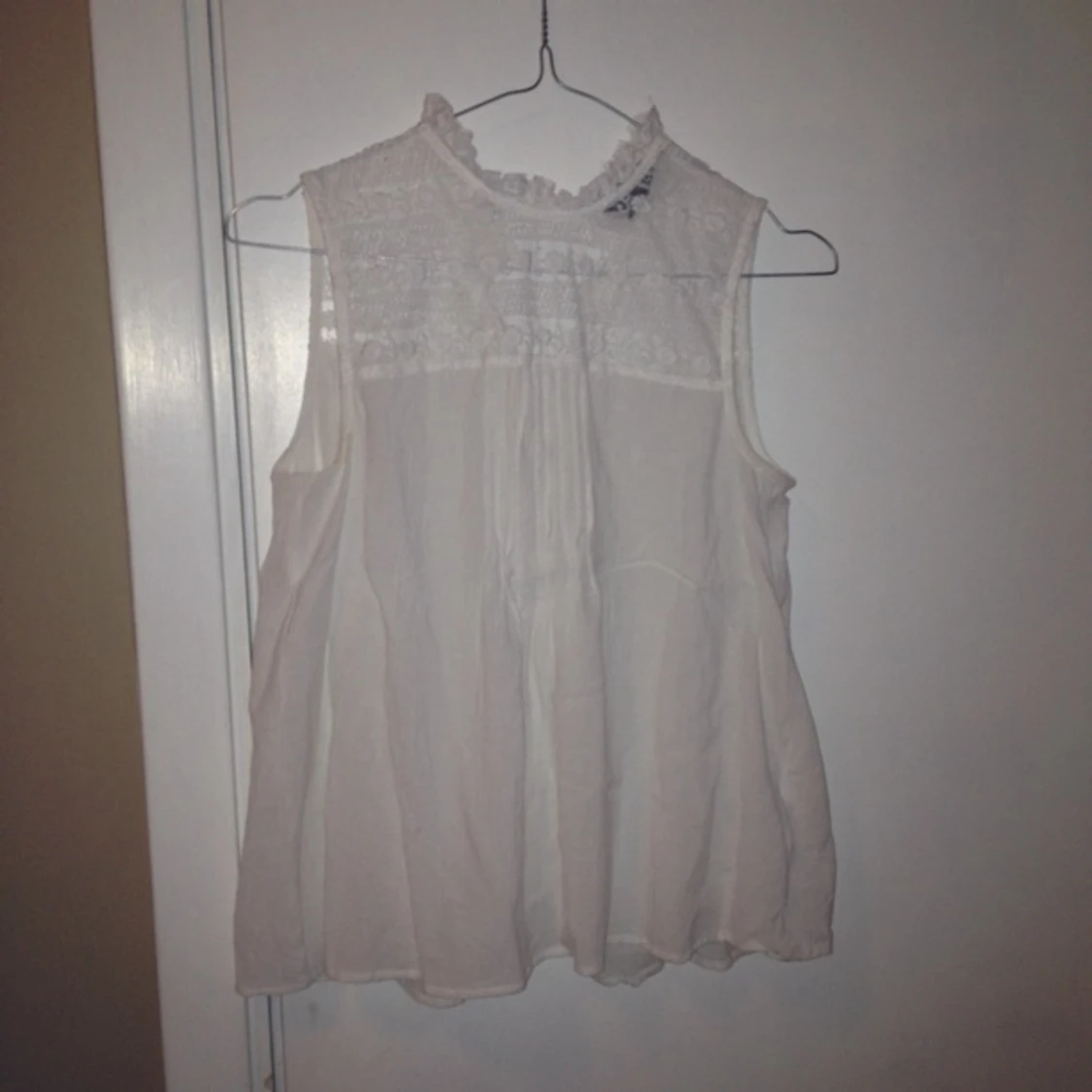 Vit blus från H&M strl xs. Sparsamt använd! Knappar i ryggen, se bild 2 - 1393229562