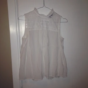 Vit blus från H&M strl xs. Sparsamt använd! Knappar i ryggen, se bild 2 - Vit blus från H&M strl xs. Sparsamt använd! Knappar i ryggen, se bild 2