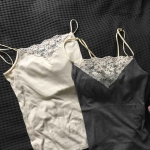  - Linnen från Hollister! Köptes för 125 kr st säljer båda för 100kr. Köparen står för frakt:) 