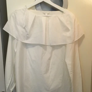  - Världens finaste blus från COS. Använd i ett par timmar högst. Passar en 38-40. Köparen står för ev frakt :)