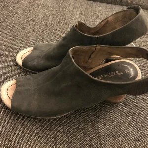  -  Tamaris klackskor i svartmocka. Fint skick, endast använt 2 gånger. Kan mötas upp på Södermalm/T-centralen eller skickas inom Sverige. Köparen betalar för frakten. 