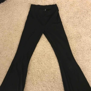  - Mjuka bootcut/utsvängda byxor från gina tricot. Använda 3 gånger max. Väldigt sköna till att bara ha hemma men också träning. Inga imperfektioner. Frakten kan diskuteras. Skicka ett meddelande om frågor eller mer bilder💗