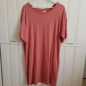  - Superhärlig, skön klänning som är perfekt att dra på sig under sommaren! Jag har small/medium i vanliga fall och denna sitter snyggt oversized på mig. 40kr+frakt