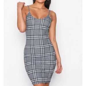  - Superfräsch klänning från Nelly. Köpt i Juni för 299kr. Använd vid tre tillfällen. En anings aning påbörjan till nopprig på sidan. 150kr inklusive frakt.