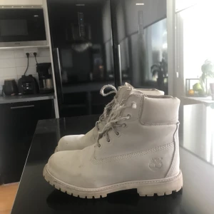  - Vita timberlands i fint skick förutom sliten snörning. Kostar ca 1500 nya. 