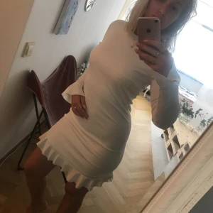  - Helt oanvänd, endast provad klänning från Ginatricot i storlek M (passar även storlek S så tyget är stretchigt). 