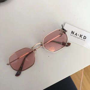  - ”Octagon frame sunglasses”. Så snygga men passar tyvärr inte på mig och jag kan inte bära upp de. Jag har alltså bara provat de. 
