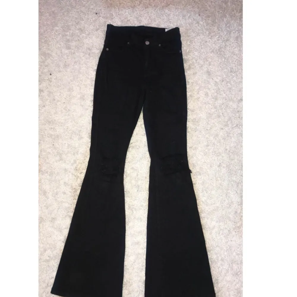 Ett par skit fina svarta Dr denim bootcut jeans i perfekt skick som tyvärr inte kommer i användning. Jeans & Byxor.