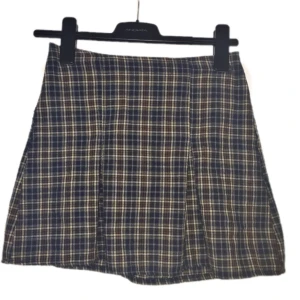  - Kjol från Brandy Melville! Ca 38 cm lång och 34 cm mätt tvärs över midjan. Frakt inkluderat i pris ❤️