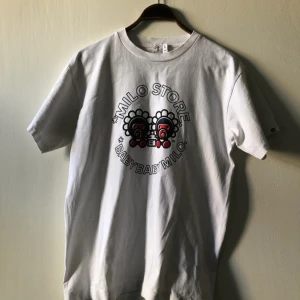  - Baby Milo BAPE. En fläck på baksidan av ena armen i övrigt trevligt använt skick. Kan hämtas i Uppsala eller skickas mot fraktkostnad 