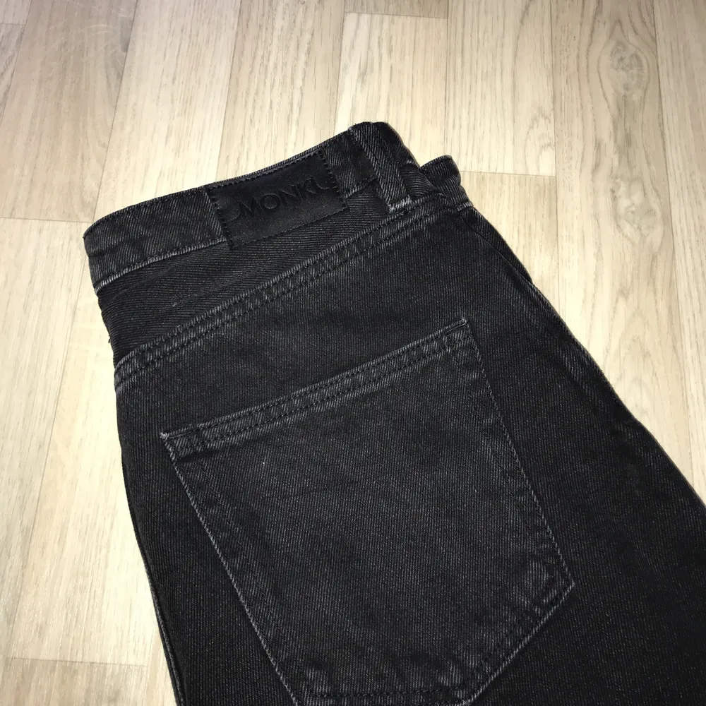 svarta jeans i modellen kimomo från monki, kolla på monkis hemsida för bilder hur de ser ut på. eventuell frakt står köparen för! . T-shirts.