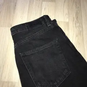 svarta jeans i modellen kimomo från monki, kolla på monkis hemsida för bilder hur de ser ut på. eventuell frakt står köparen för! 