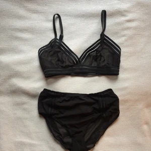  - set med bralet och hög trosa från weekday, använt en gång, nyskick. båda i storlek S