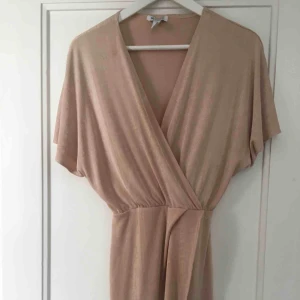  - Fin ljusrosa klänning i mjukt och skönt material. Storlek S