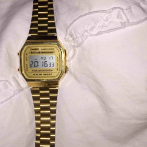  - Snygg och klassisk casio-klocka. Använd Max 3 gånger. Fläcken på baksidan (se bild 3) gick att torka bort och är nu borta! Pris kan diskuteras. 