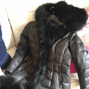  - Superfin hollies dunjacka med stora och maffiga päls detaljer. Använd 1 vinter så den är nästan som ny. Storlek 40 men passar även storlek 42, längre modell 