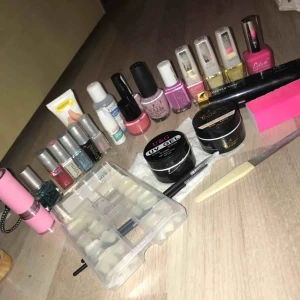  - Det som ingår är: 14st nagellack 1 buffer 1 nagelfil 1 elektrisk nagelfil 2 st nya gel + 1 öppnad gel 1 pack lösnaglar 1 nagellacksborttagnings medel 2st penslar 1 nagelbands kräm 1 uv-lampa (till att härda gelén)  Kan fraktas!✈️  Bud från: 200kr