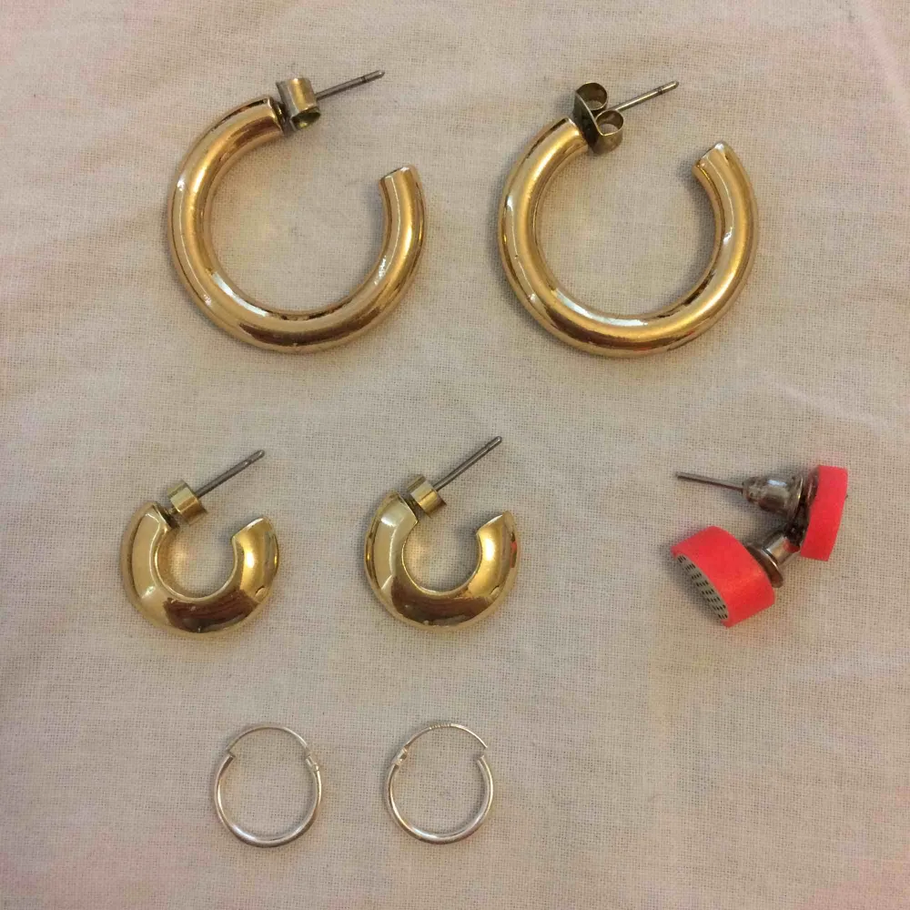 Lite olika örhängen som jag säljer för 30kr/par. De silvriga är äkta silver. De rosa är okänt.   De guldiga är sålda!. Accessoarer.