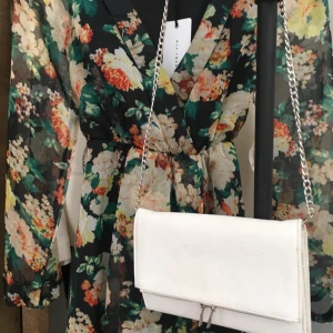  - Supersöt liten väska med silverkedja! Plats för mobil, kort och småsaker✨ jättepraktisk väska med spegel!