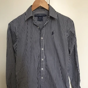  - Knappt använt Ralph Lauren Sport slimfit skjorta , blå-vit, väldigt snygg