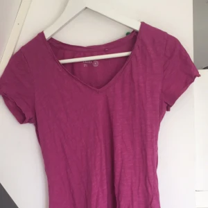  - Tröja med v-ringning aldrig använd storlek S 50kr 