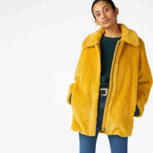  - Superfin och sparsamt använd gul pälsjacka från monki, köpt förra hösten! Storlek m men jag som haft den pendlar mellan small och medium i vanliga fall så ja, den funkar för båda. frakt ingår. Kan även mötas upp i Uppsala! 