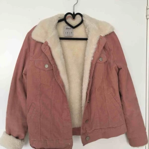  - Fodrad rosa jacka perfekt till hösten! Storlek 36. Fint skick! Skickas för 50kr extra 🌸🌸