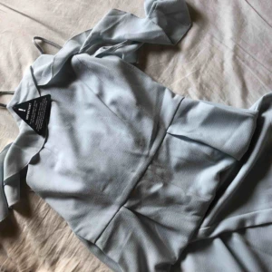  - Somrig och elegant byxdress från Gina som aldrig är använd. Jag är 172 och längden passar mig perfekt! Frakt står du för själv!❤️❤️ ord pris 499