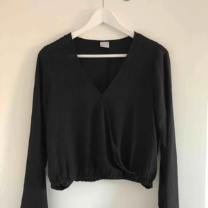  - Jättefin svart top i tunt tyg från Gina Tricot med lite trumpetärmar. Aldrig använd! 