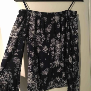  - Helt oanvänd offshoulder tröja köpt i New York. Köparen står för frakt