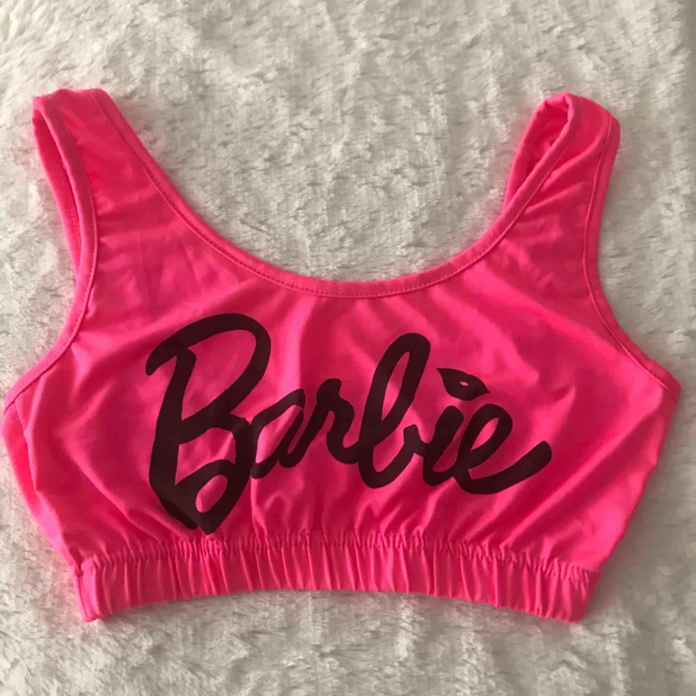 Barbie Bralette/sport-bh/crop top i en superfin neonrosa färg. Storlek S, ej vadderad. Frakt 24kr. Toppar.