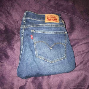  - Säljer mina Levi’s 710 superskinny jeans, dom är i nyskick använda kanske 1 gång. Nypris kring 1000 kronor men säljer för 500😊