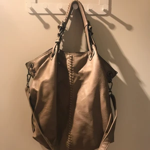  - Beige handväska i ”pås-modell” från MQ 👜 Väskan är i bra skick och säljs då den används alldeles för lite. Frakt ingår 😊