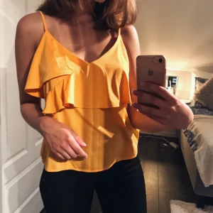  - Jättefint gult linne från H&M, köparen står för frakten!