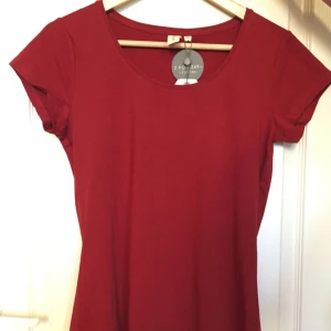  - HELT oanvänd roströd kortärmad tröja av märket Sunshine, prislappen kvar! Normal i passformen och följer kroppen bra. Säljes pga inte min färg 🙂 Kan mötas upp i Borlänge/Falun, Stockholm/Uppsala och Västerås. Vid frakt står köparen för denna 