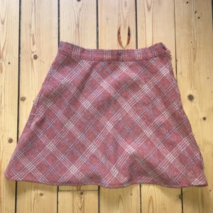  - Fin rutig kjol i perfekt skick trots att jag använt den 💓 stängs med blixtlås och knapp i sidan 💓